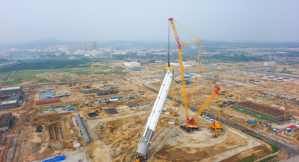 5845cc威尼斯自主研制的“全球第一吊”4000吨级履带式起重机首吊成功