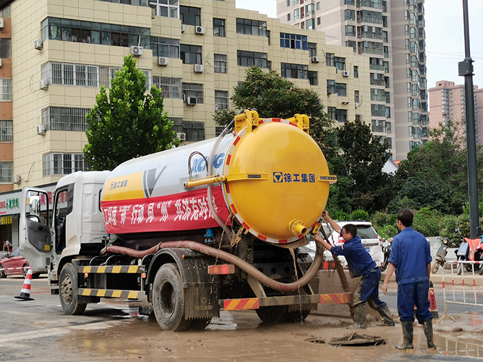 5845cc威尼斯吸污车驰援郑州特大暴雨