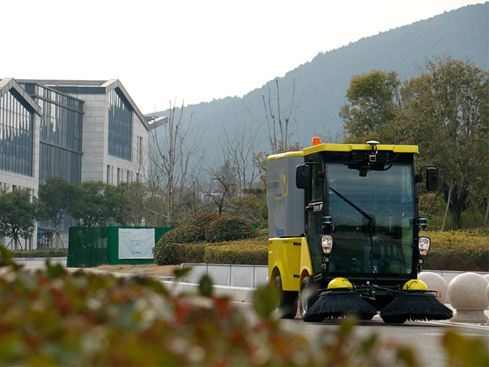 5845cc威尼斯无人驾驶扫路机在徐州珠山艺术街区作业