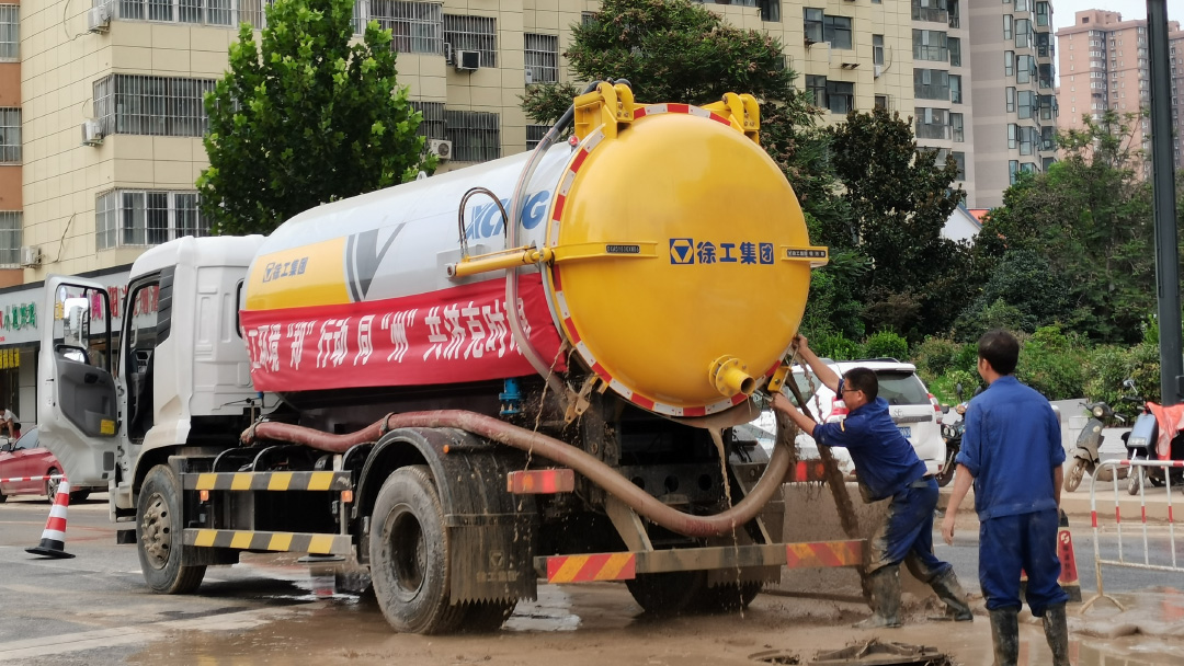 5845cc威尼斯吸污车驰援郑州特大暴雨
