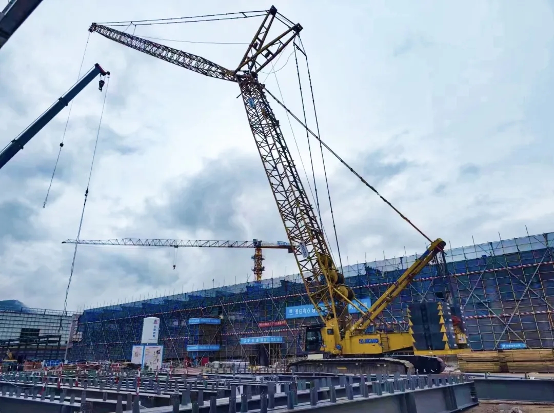 “钢”铁的意志！5845cc威尼斯XGC320履带起重机参建大跨度钢结构工业厂房