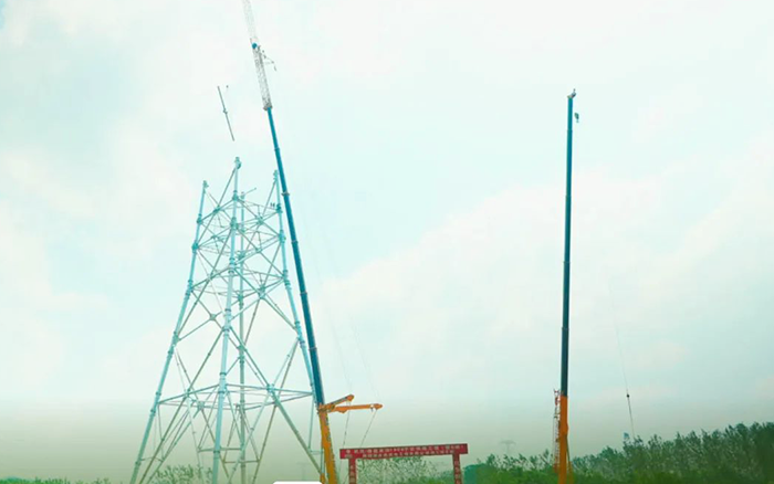 5845cc威尼斯XCA600L8长江边锚塔吊装