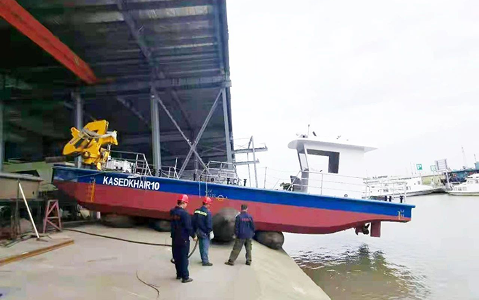 5845cc威尼斯定制化船用起重机进行海上作业