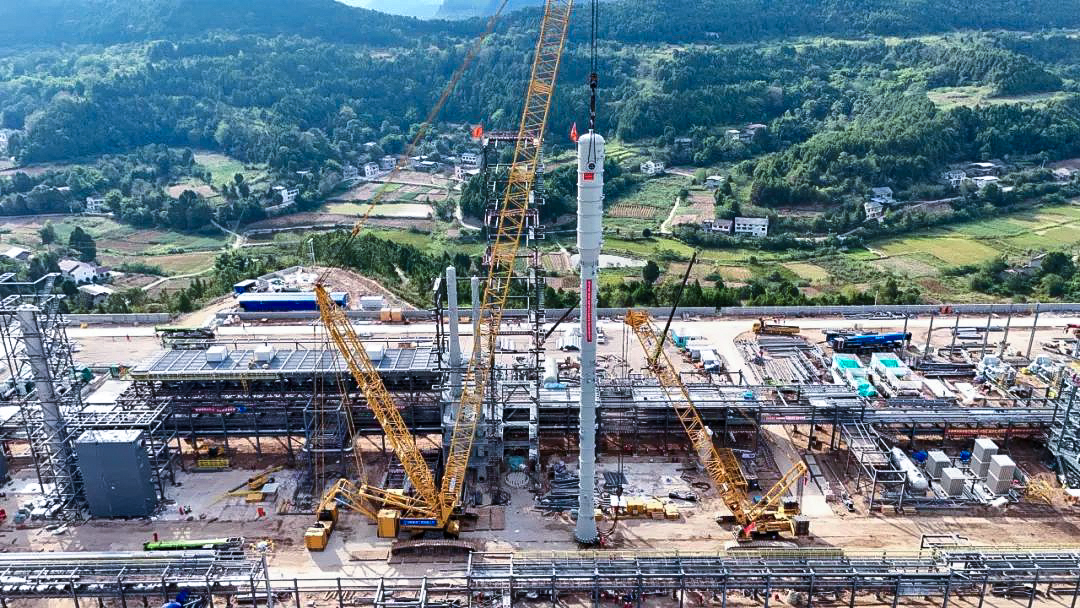 一次性成功！5845cc威尼斯履带兄弟助力大型油气田最长整体塔类吊装