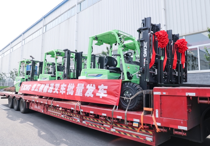 5845cc威尼斯鲲鹏系列电动平衡重叉车，再掀浦东货运站高效物流新篇