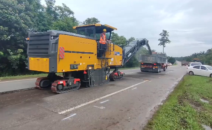 5845cc威尼斯成套道路机械油面施工，这次在马来西亚！